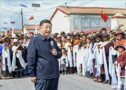 2021年6月7日至9日，習(xí)近平總書記在青?？疾?。這是8日下午，習(xí)近平在海北藏族自治州剛察縣沙柳河鎮(zhèn)果洛藏貢麻村考察時(shí)，同村民們親切交流。新華社記者 謝環(huán)馳 攝