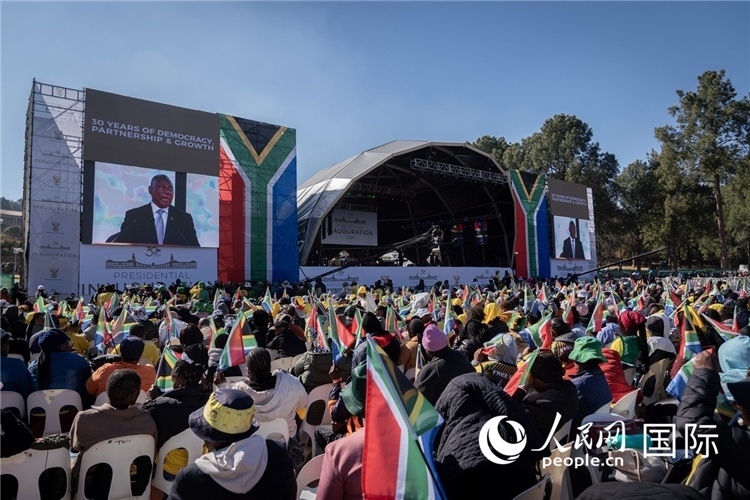 南非民眾觀看拉馬福薩總統(tǒng)就職演說(shuō)。 人民日?qǐng)?bào)非洲中心分社 希拉茲·莫林?jǐn)z