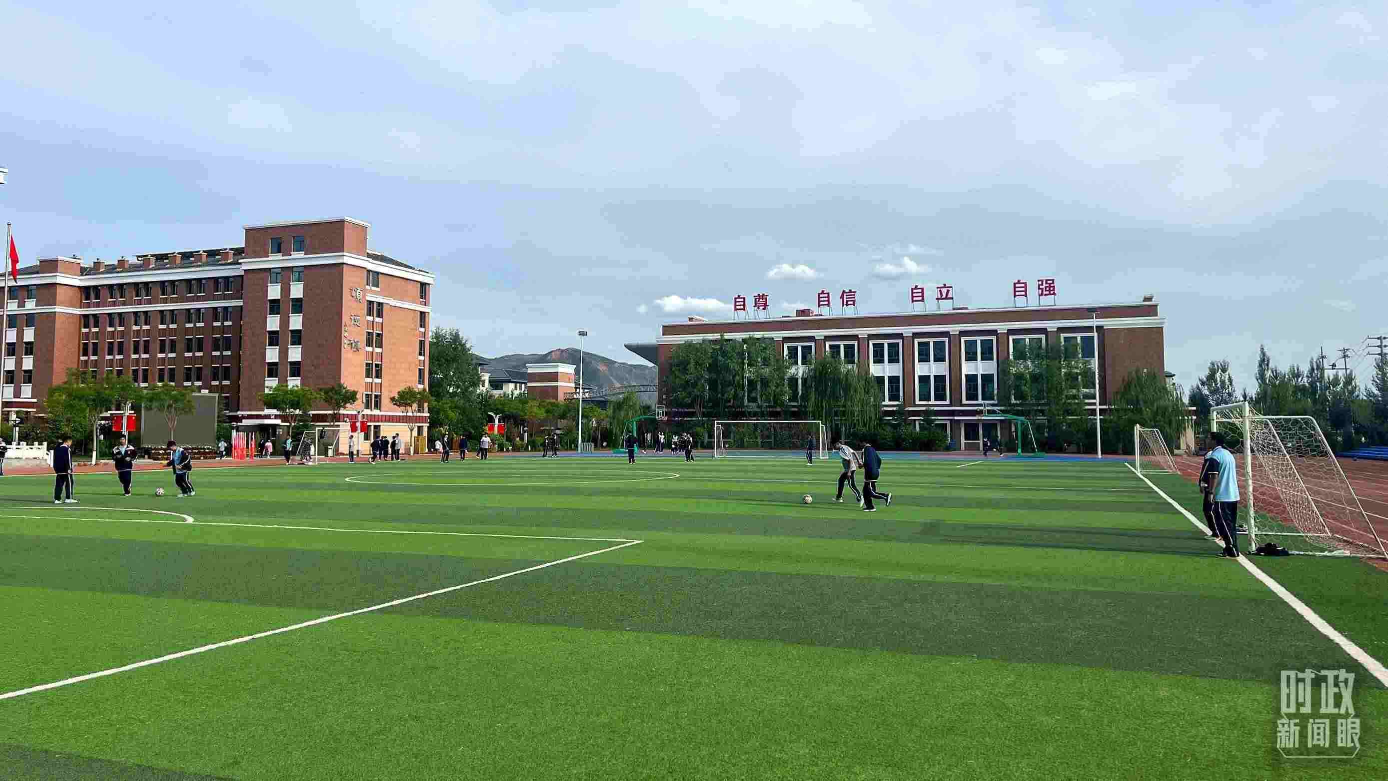 △果洛西寧民族中學(xué)。（總臺央視記者楊波、楊新禹拍攝）