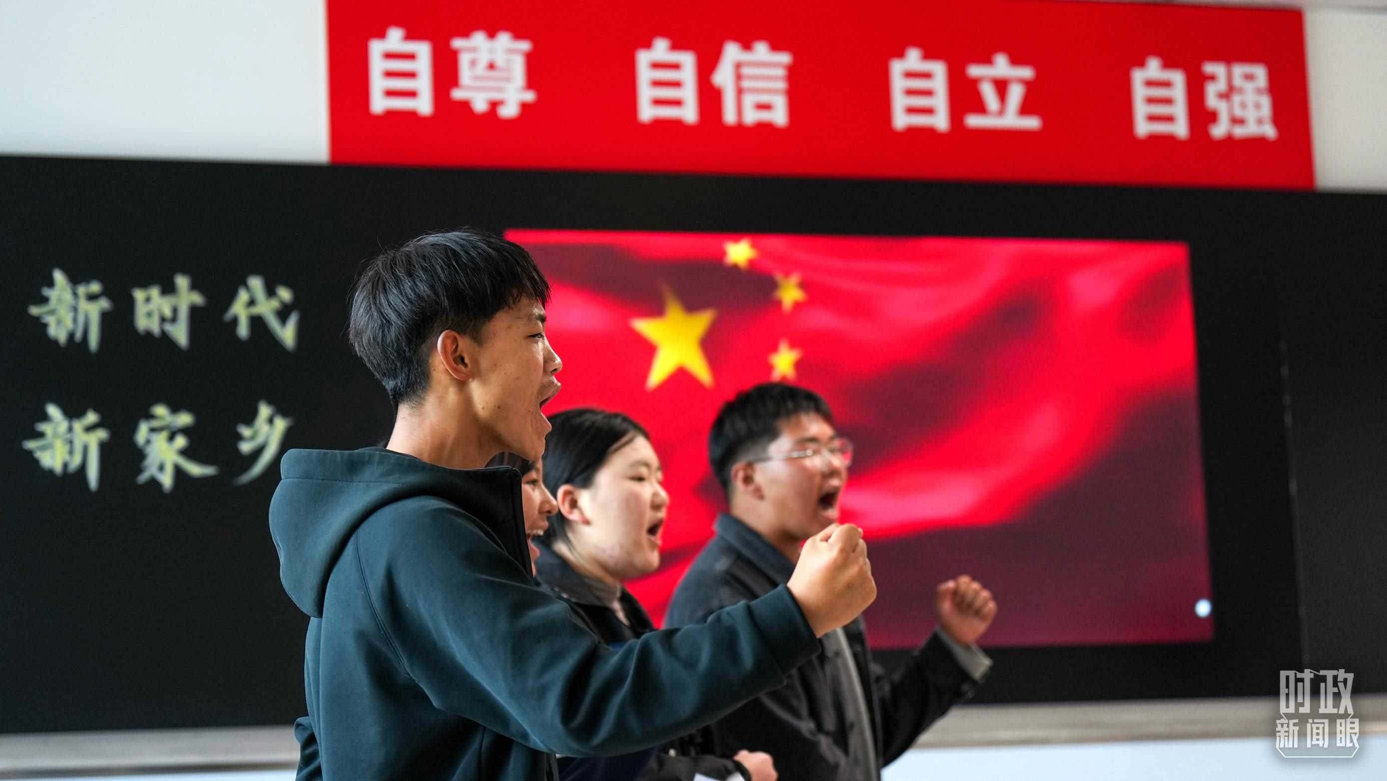 △果洛西寧民族中學(xué)高一（1）班的“新時(shí)代、新家鄉(xiāng)”主題思政課。（總臺央視記者許永松、國廣記者李晉拍攝）