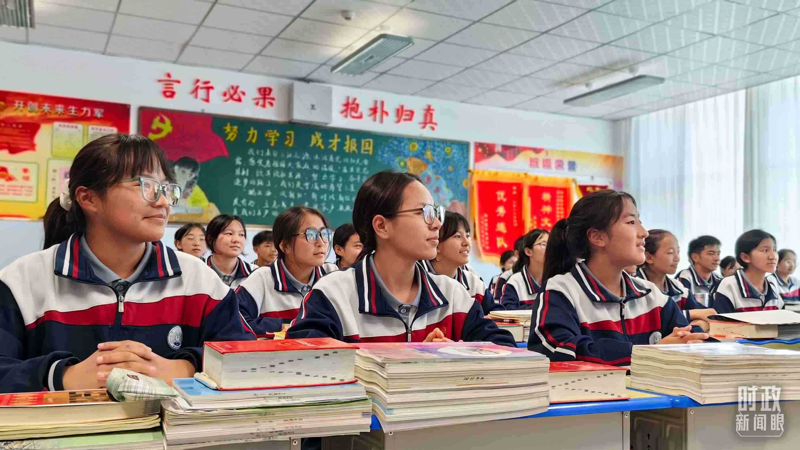 △果洛西寧民族中學(xué)高一（1）班的“新時(shí)代、新家鄉(xiāng)”主題思政課。（總臺央視記者段德文拍攝）
