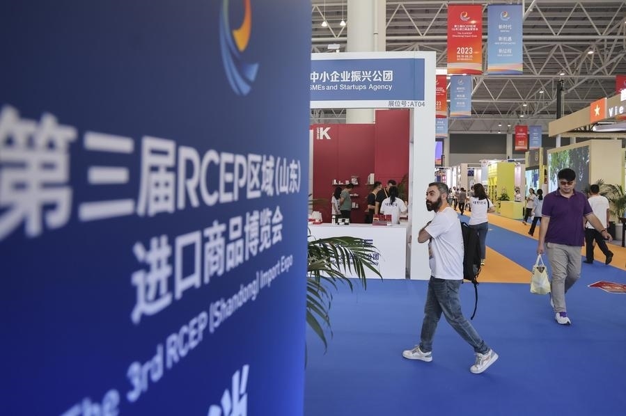 2023年8月18日，人們在第三屆RCEP區(qū)域（山東）進(jìn)口商品博覽會上參觀。新華社發(fā)（許傳寶 攝）