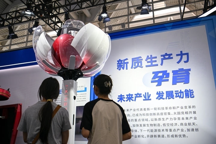 6月20日，與會者參觀天津云圣智能科技有限責任公司展區(qū)展出的“圣·寶蓮燈”全自主無人機巡檢系統(tǒng)。新華社記者 孫凡越 攝