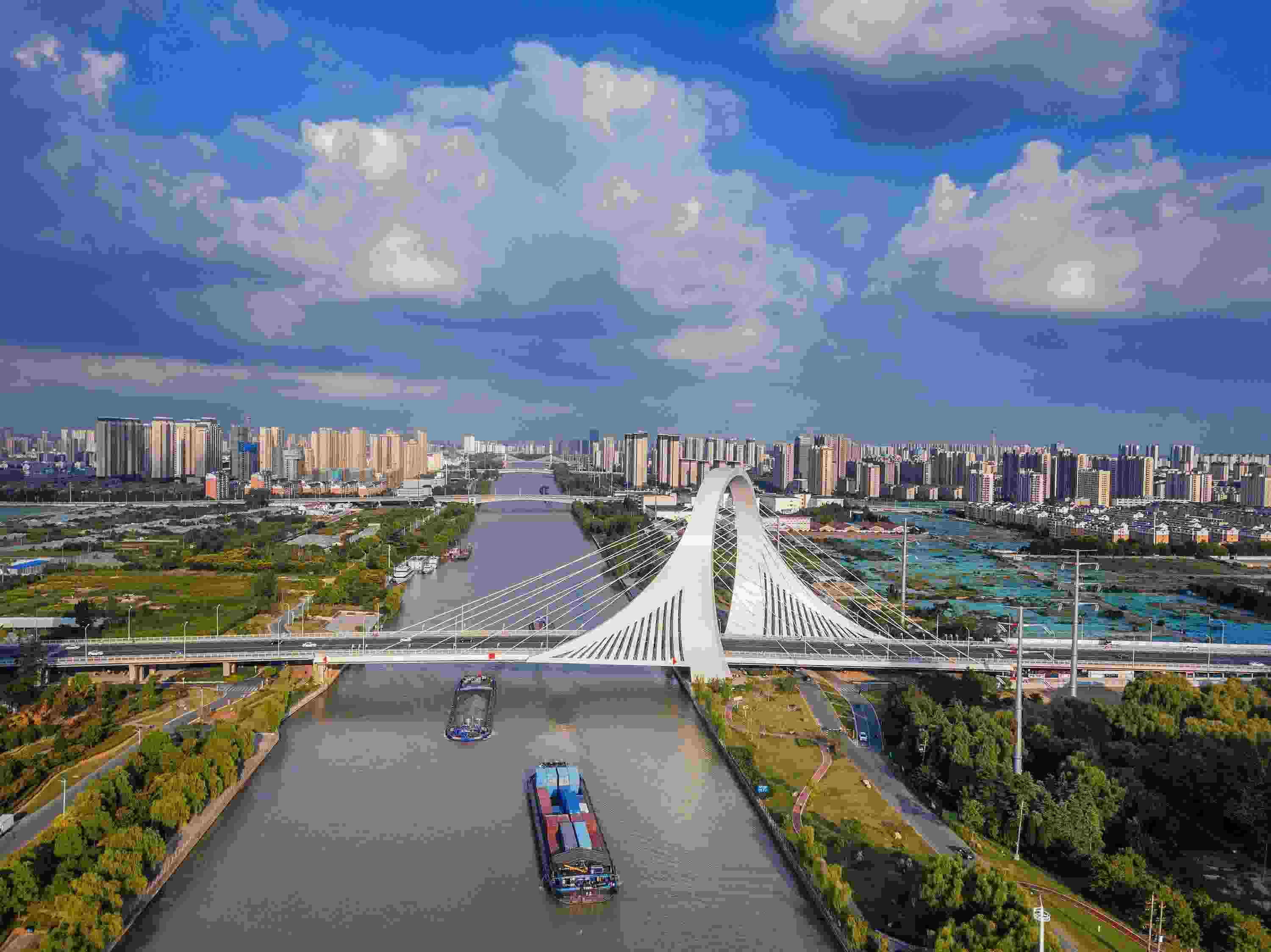 2022年9月12日，幾艘船舶行駛在江蘇淮安運(yùn)河大橋附近。