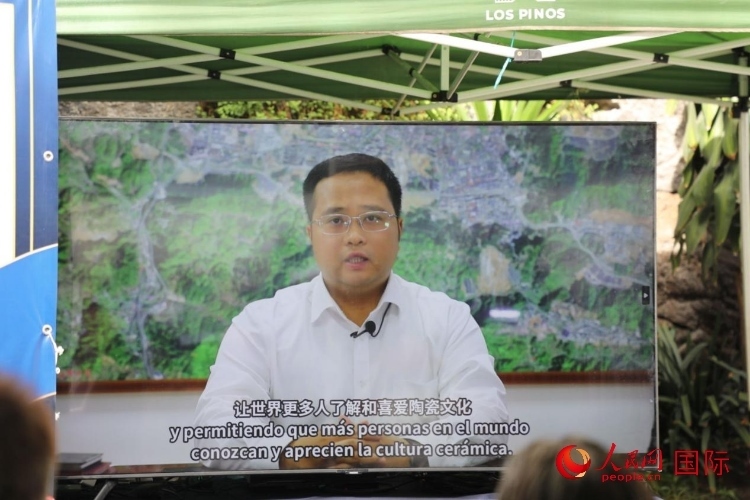 德化縣人民政府縣長(zhǎng)方俊欽視頻致辭。人民網(wǎng) 埃內(nèi)斯托·多明戈斯攝