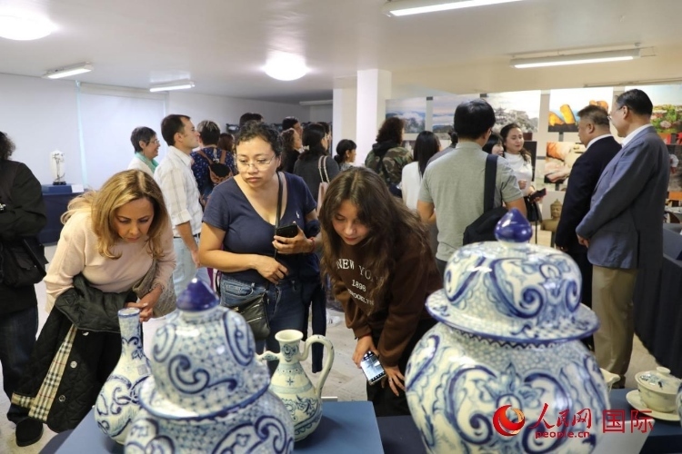 在展覽現(xiàn)場(chǎng)，觀眾們駐足欣賞德化瓷和墨西哥彩瓷。人民網(wǎng) 埃內(nèi)斯托·多明戈斯攝