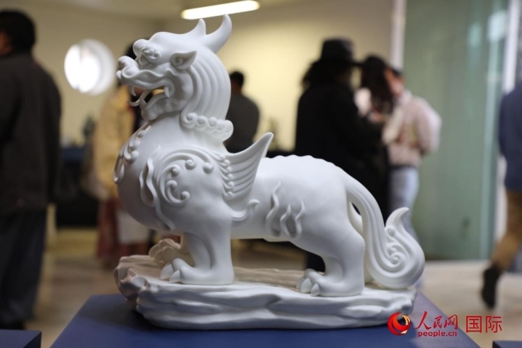 展覽現(xiàn)場(chǎng)的德化白瓷。人民網(wǎng) 埃內(nèi)斯托·多明戈斯攝