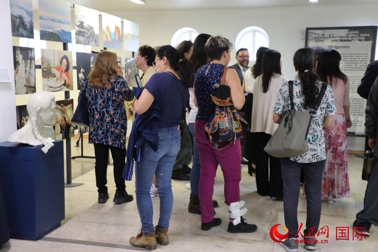 在展覽現(xiàn)場(chǎng)，觀眾們駐足欣賞德化白瓷和墨西哥彩瓷。人民網(wǎng) 埃內(nèi)斯托·多明戈斯攝