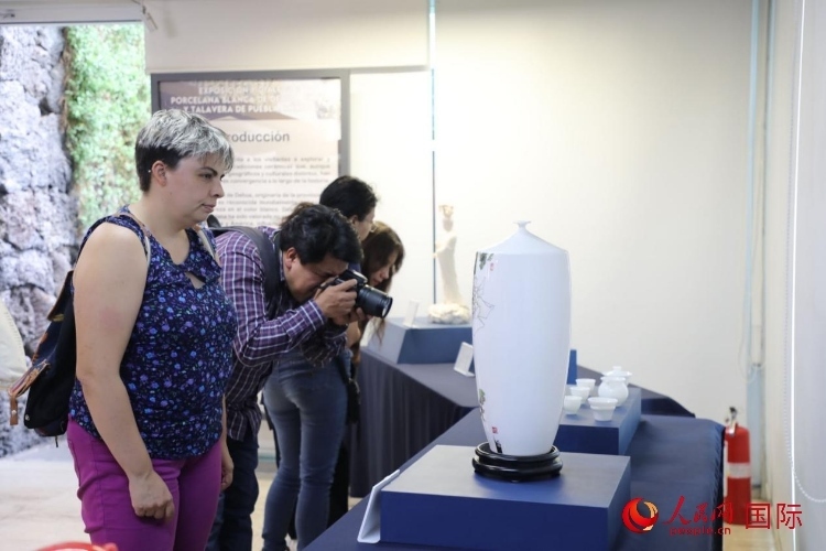 在展覽現(xiàn)場(chǎng)，觀眾們駐足欣賞德化白瓷和墨西哥彩瓷。人民網(wǎng) 埃內(nèi)斯托·多明戈斯攝