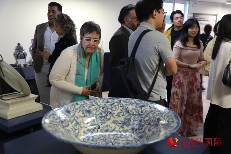 在展覽現(xiàn)場(chǎng)，觀眾們駐足欣賞德化白瓷和墨西哥彩瓷。人民網(wǎng) 埃內(nèi)斯托·多明戈斯攝