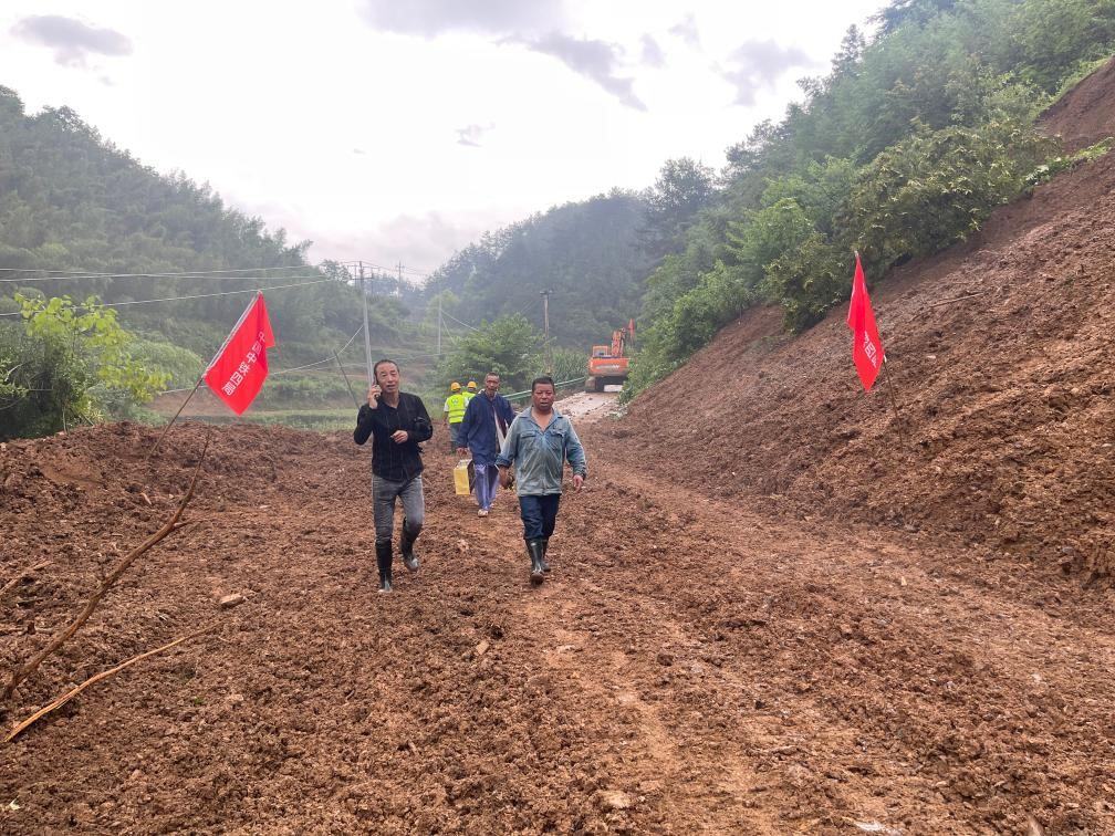 6月22日，木石里008縣道最后一個(gè)塌方點(diǎn)搶通。（受訪者供圖）