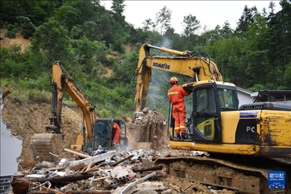6月23日，救援人員在魚市鎮(zhèn)斗溪村龍?zhí)两M山體滑坡現(xiàn)場(chǎng)開展救援工作。新華社記者 陳振海 攝