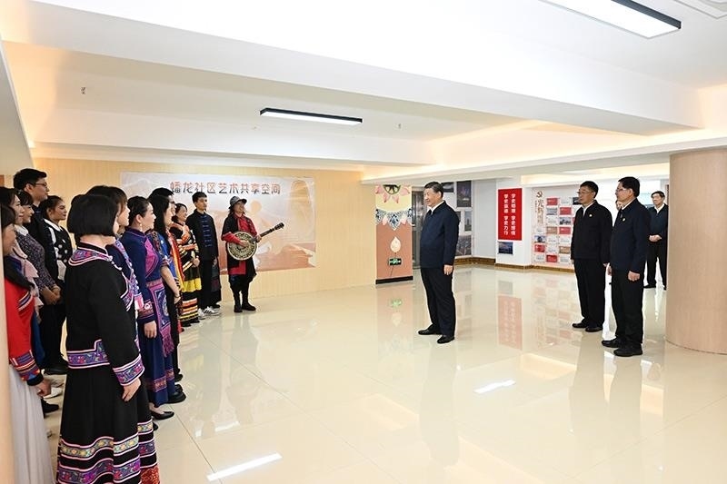 2023年12月14日，習(xí)近平總書記在廣西南寧市良慶區(qū)蟠龍社區(qū)黨群服務(wù)中心文體活動室同社區(qū)居民親切交流。