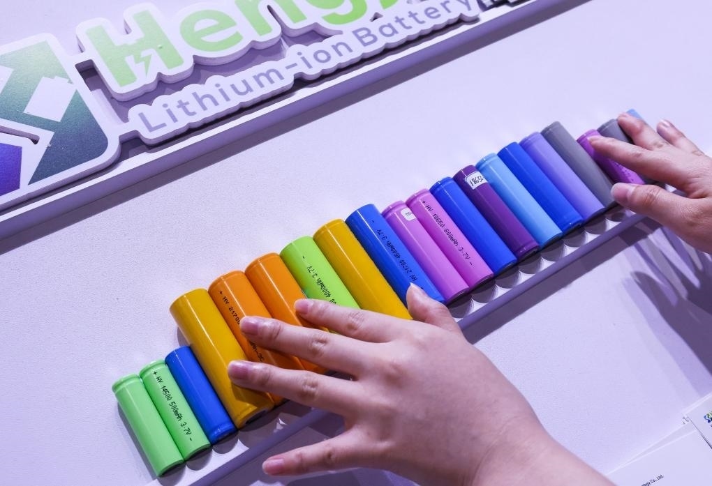 參展商在第135屆廣交會(huì)新能源展區(qū)布置鋰電池展品（2024年4月15日攝）。新華社記者 劉大偉 攝