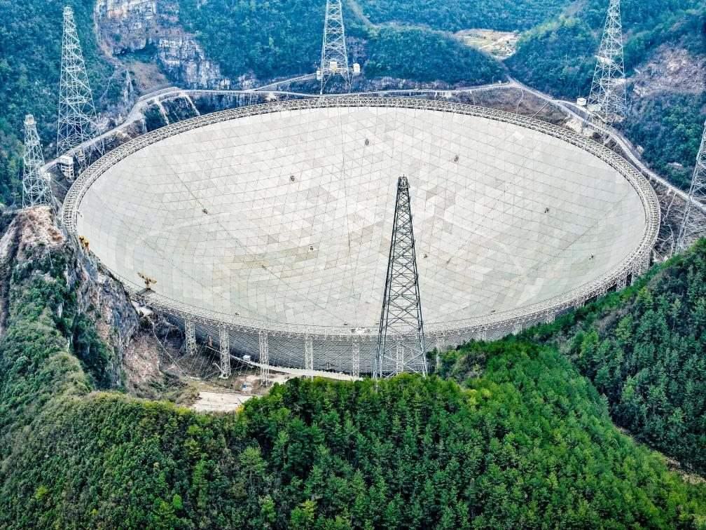這是2024年2月26日拍攝的位于貴州的“中國天眼”（無人機(jī)全景圖片，維護(hù)保養(yǎng)期間拍攝）。新華社記者 歐東衢 攝