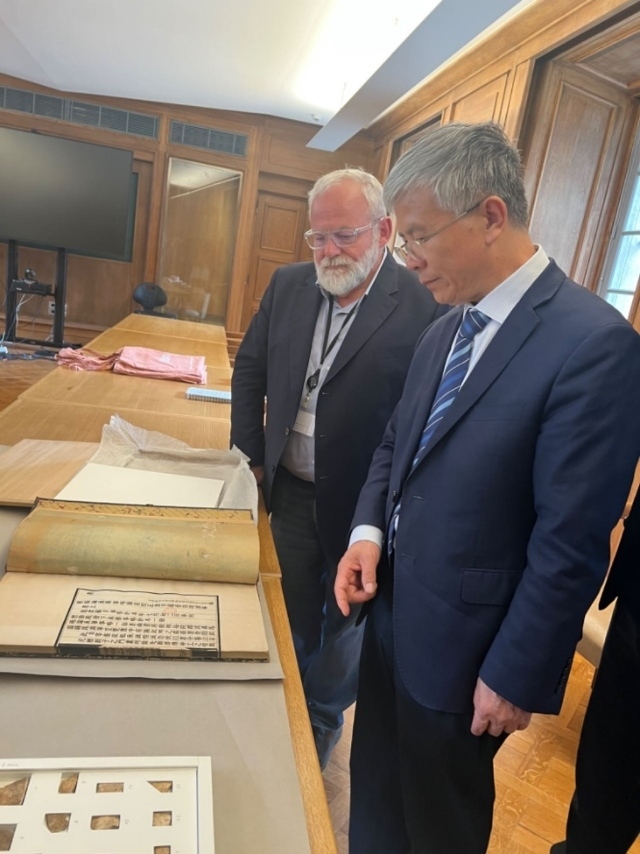 山東大學(xué)校長李術(shù)才率團(tuán)訪問法國國家圖書館。山東大學(xué)供圖