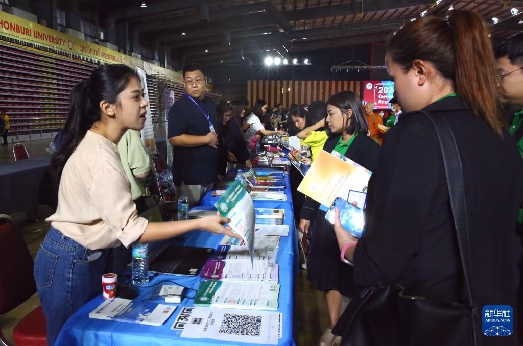 6月22日，在泰國曼谷吞武里大學舉辦的中國高等教育展上，學生在中國高校展臺前了解信息。新華社記者 孫瑋彤 攝