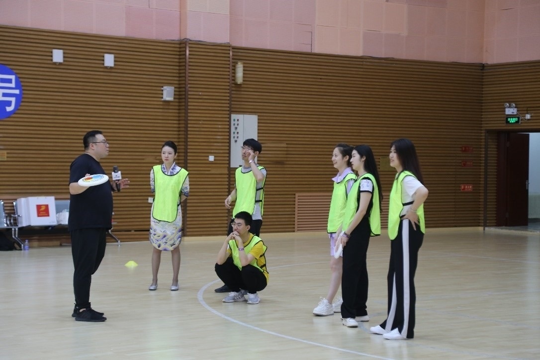 在“友趣體驗(yàn)營”上，年輕用戶正在學(xué)習(xí)飛盤運(yùn)動技巧。 受訪者供圖