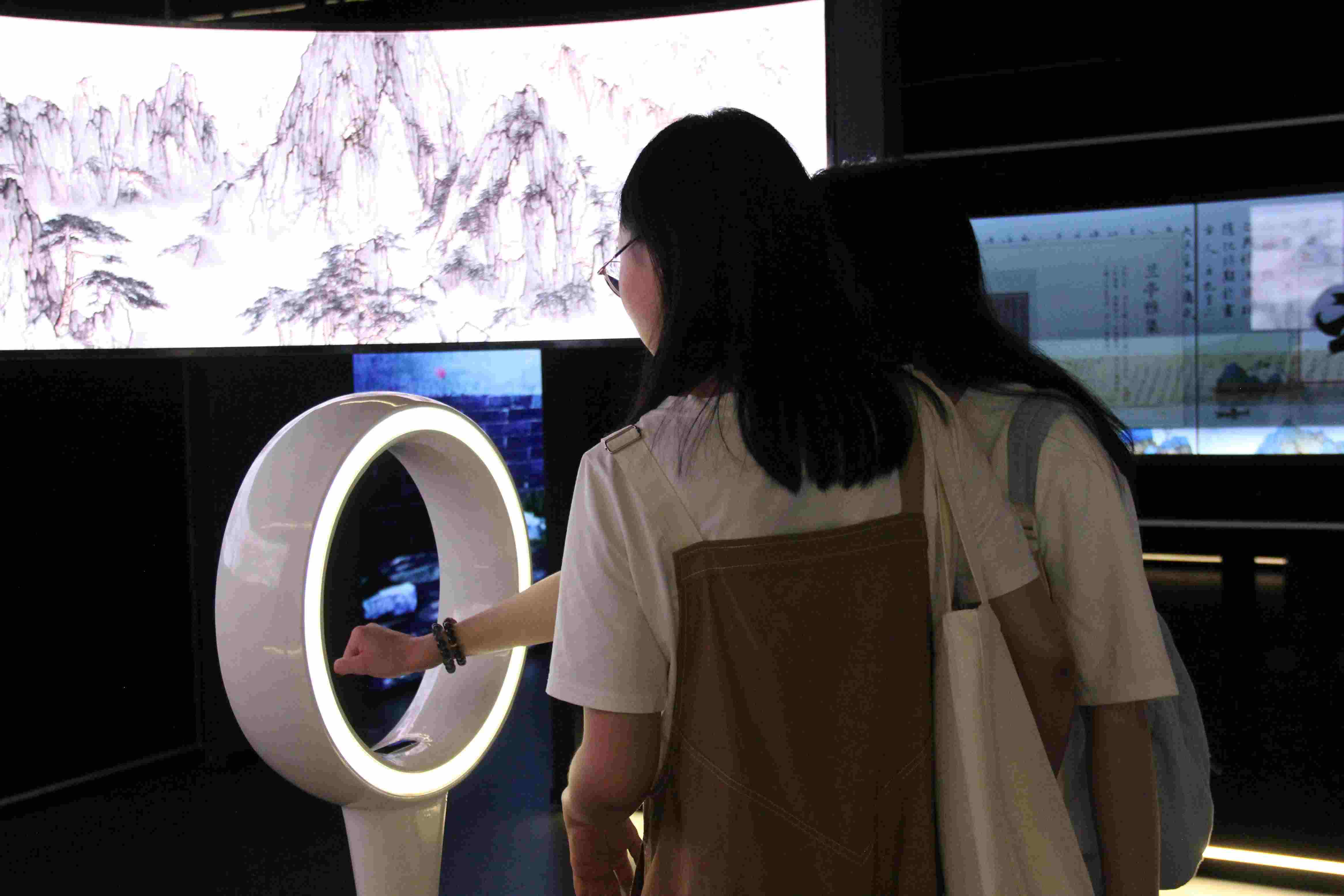 游客在“元啟金陵”南京數(shù)字文化客廳參觀并參與互動(dòng)。受訪者供圖