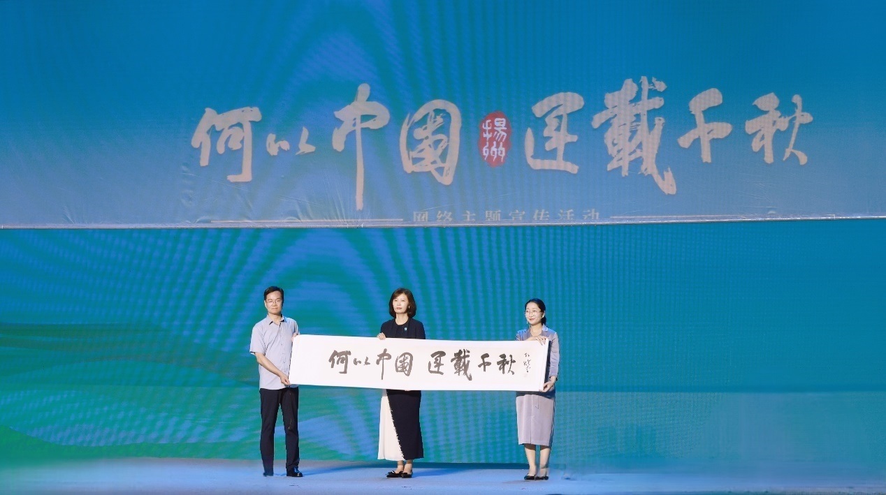 隋唐大運河文化博物館館長曹岳森（左）、揚州中國大運河博物館館長鄭晶（中）、浙東運河博物館負責人張慧（右）共同展卷。