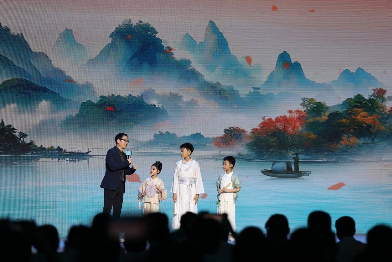 南京師范大學教授酈波（左一）與2024中國詩詞大會選手張可兒（左二）、姜敬曦（右二），揚州市邗江區(qū)實驗學校蔣王小學學生陸俊屹（右一）趣談大運河詩詞文化。