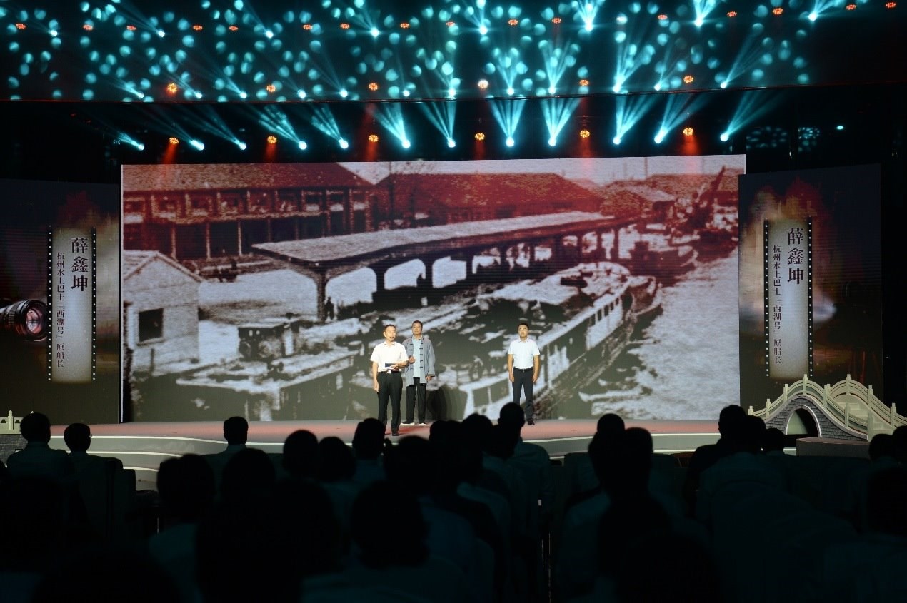 杭州水上巴士“西湖”號原船長薛鑫坤（左）、窯灣古鎮(zhèn)漁民藝術團團長沈召明（中）、港航潤楊6060貨船主楊杰偉（右）現(xiàn)場講述。