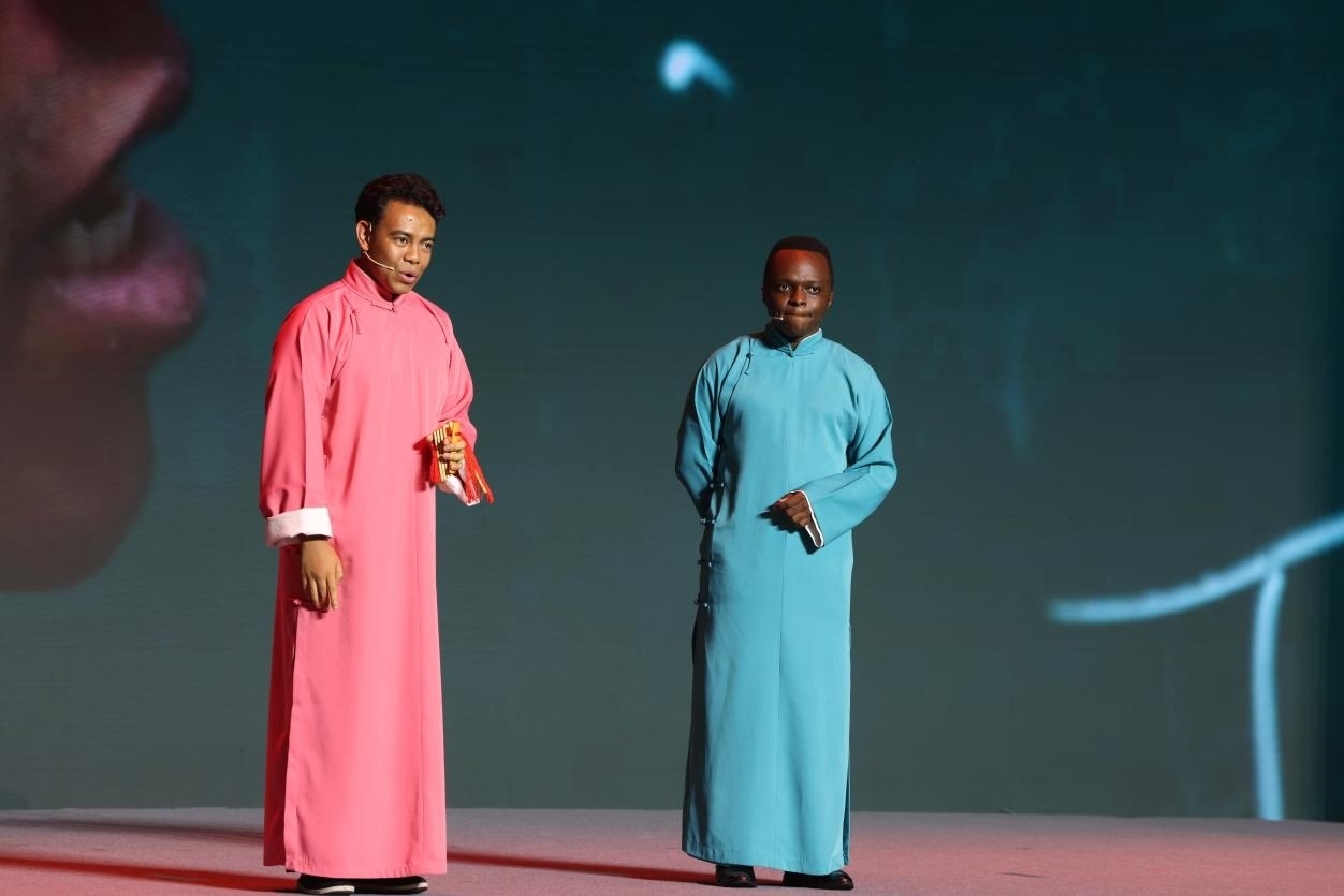 來自馬達加斯加的北京外國語大學教師唐磊（左）和來自肯尼亞的天津師范大學博士生孔愛凱（右）說唱大運河。