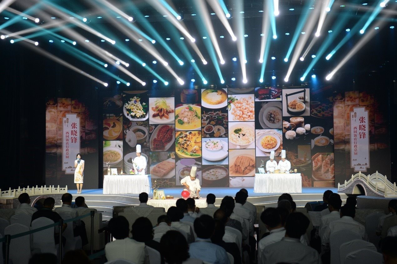 花園國際大酒店廚師長朱燾、西園飯店行政總廚張曉鋒、冶春面點總廚倪秋香、冶春面點制作技藝第五代傳人陳詩雅展示淮揚菜絕技。