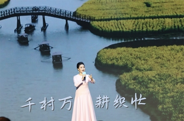 歌唱家、中國音樂學院教授雷佳現(xiàn)場演唱。