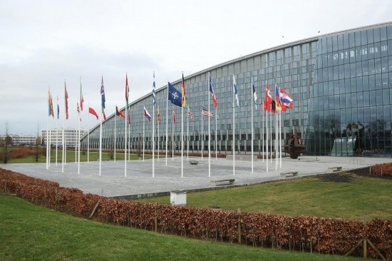  這是2月15日在比利時布魯塞爾拍攝的北約總部一角。為期一天的北約成員國國防部長會議15日在比利時首都布魯塞爾結(jié)束。會議就加強(qiáng)北約的威懾和防御以及對烏克蘭的支持等問題展開討論。新華社記者趙丁喆攝