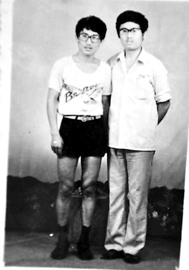 薛其坤（左）與大學(xué)同學(xué)合影。