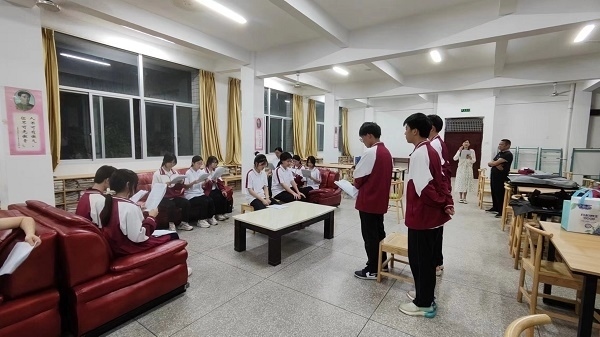 圖②：武平法院法官指導(dǎo)學(xué)生彩排。