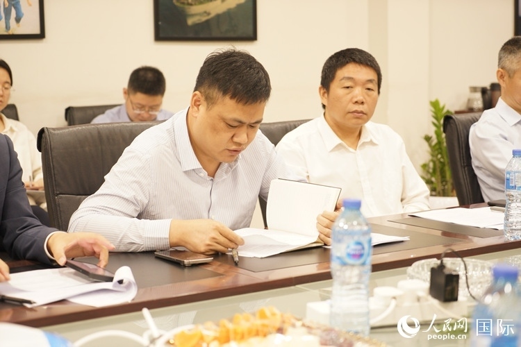 新當(dāng)選尼日利亞中國(guó)礦業(yè)聯(lián)合會(huì)會(huì)長(zhǎng)中國(guó)和聯(lián)公司董事長(zhǎng)李輝發(fā)言。人民網(wǎng)記者 姜宣攝