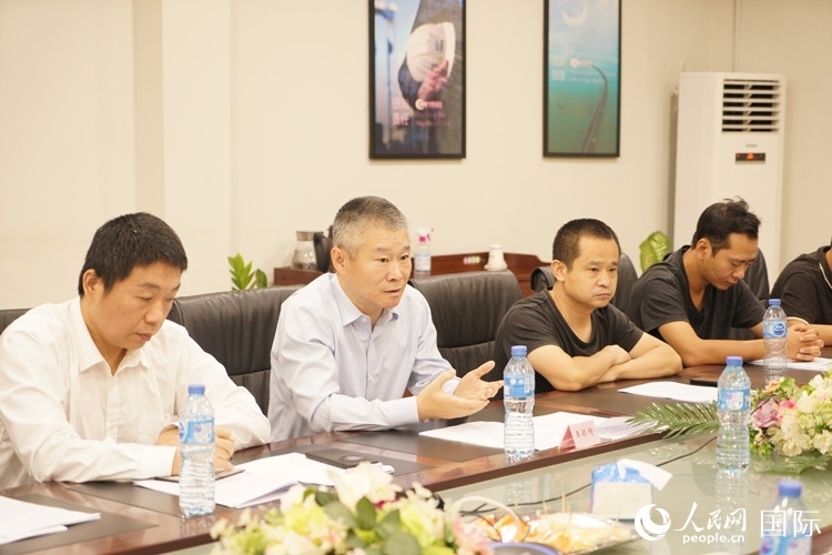 駐尼日利亞使館經(jīng)商處公參王穎琦（左二）講話。人民網(wǎng)記者 姜宣攝