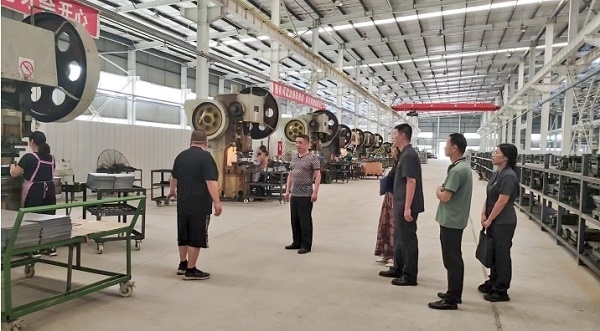 大渡口區(qū)法院法官回訪已盤活的被執(zhí)行企業(yè)。