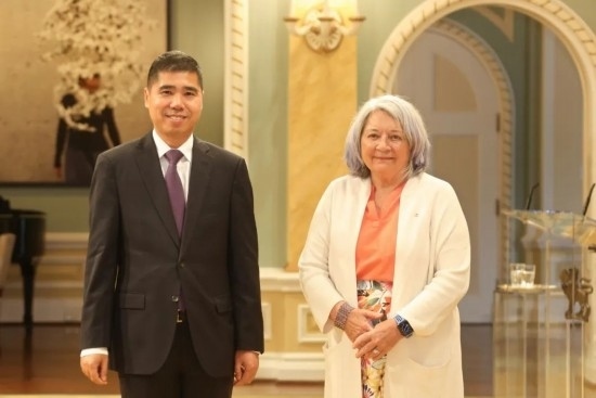 6月26日，中國駐加拿大大使王鏑向加拿大總督西蒙遞交國書。