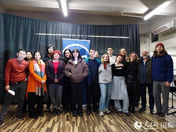 活動(dòng)現(xiàn)場藝術(shù)家合影。人民網(wǎng)記者 許放攝