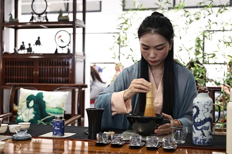 茶藝師現(xiàn)場展示宋式點茶。拉巴特中國文化中心供圖