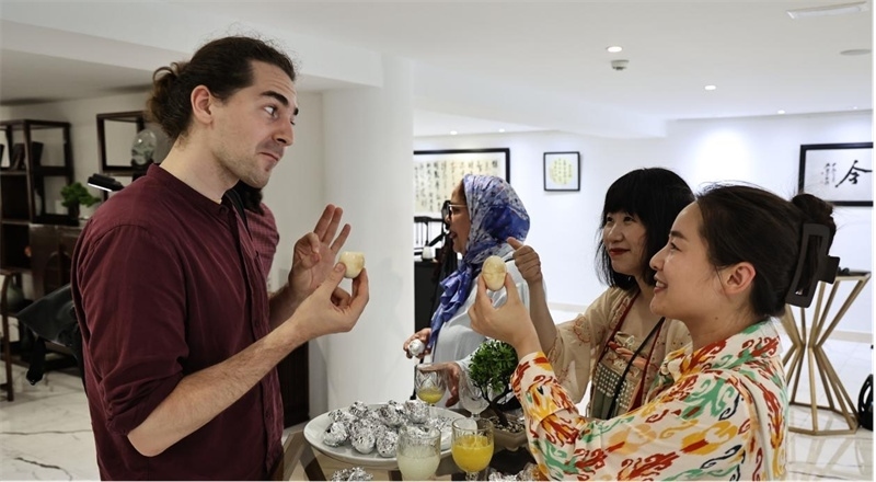 嘉賓品嘗茶葉蛋。拉巴特中國文化中心供圖