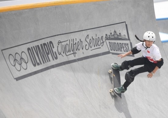6月20日，鄭好好在比賽中，她在預(yù)賽中最佳成績(jī)?yōu)?2.60分。當(dāng)日，巴黎奧運(yùn)會(huì)資格系列賽布達(dá)佩斯站滑板女子碗池預(yù)賽在布達(dá)佩斯舉行。新華社記者 賀燦鈴 攝