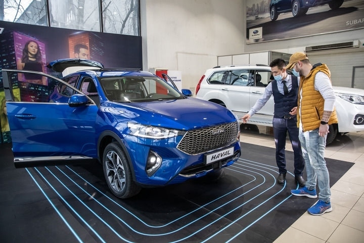 2021年4月1日，銷(xiāo)售人員在哈薩克斯坦阿拉木圖市經(jīng)銷(xiāo)商店向消費(fèi)者介紹哈弗汽車(chē)。新華社發(fā)（阿斯塔納汽車(chē)公司供圖）