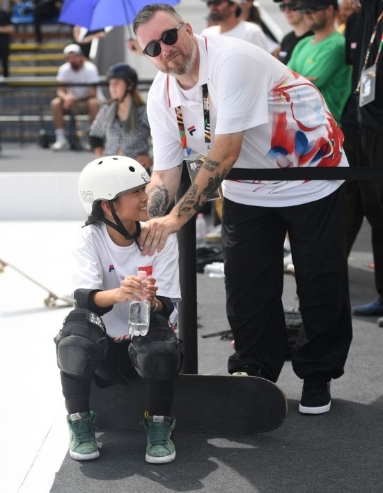 6月20日，鄭好好（左）在比賽間隙與教練互動(dòng)，她在預(yù)賽中最佳成績(jī)?yōu)?2.60分。當(dāng)日，巴黎奧運(yùn)會(huì)資格系列賽布達(dá)佩斯站滑板女子碗池預(yù)賽在布達(dá)佩斯舉行。新華社記者 賀燦鈴 攝