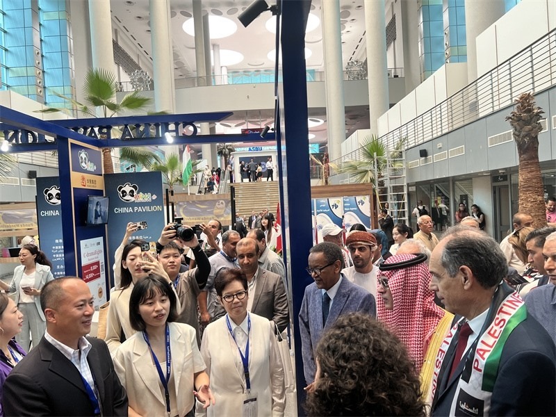 沙特廣播電視局首席執(zhí)行官、阿廣聯(lián)主席穆罕默德（右二）、阿廣聯(lián)秘書長蘇萊曼（右三）等阿拉伯國家嘉賓參觀展臺。主辦方供圖