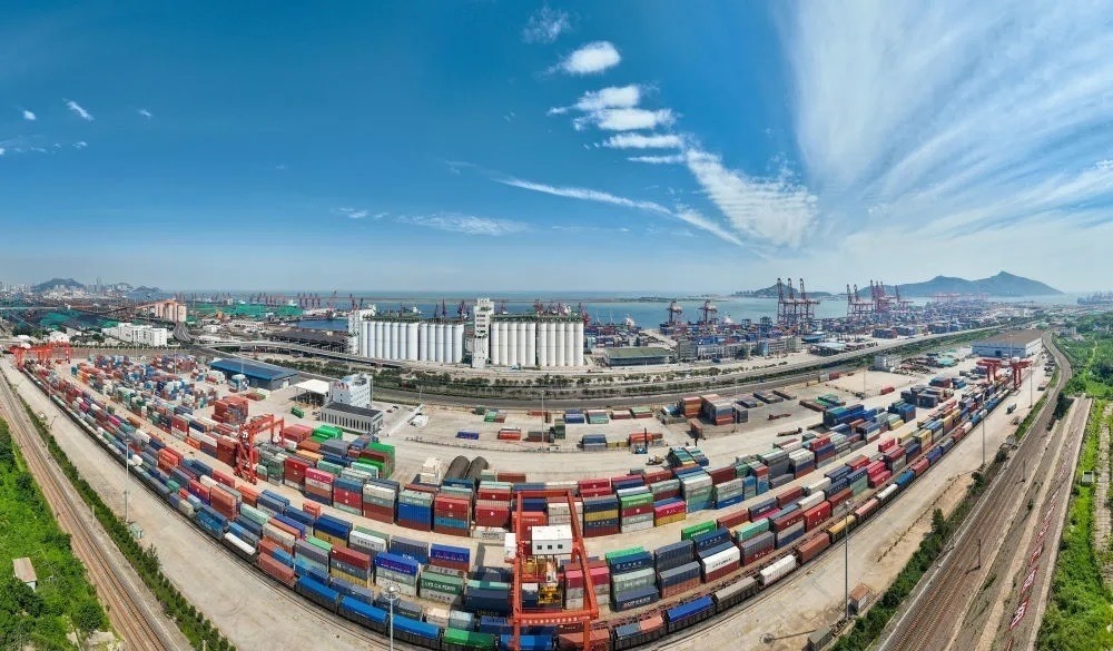 中哈連云港物流合作基地及集裝箱碼頭。（圖源：新華社）