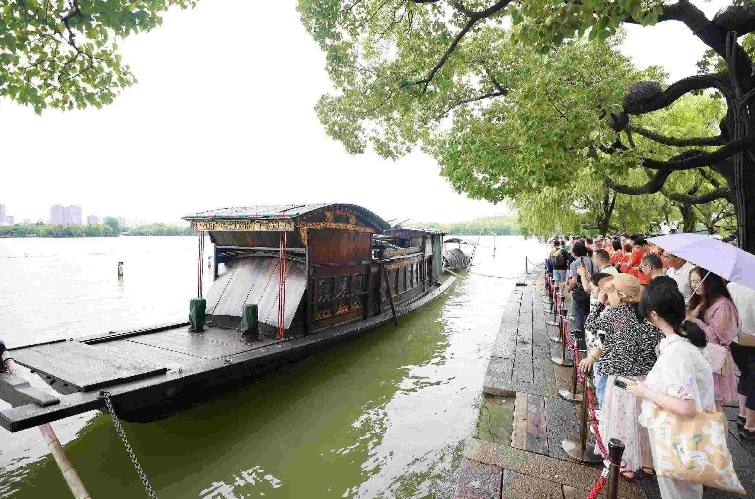 浙江嘉興，游客在南湖景區(qū)湖心島瞻仰紅船，感悟“紅船精神”。（圖片來源：視覺中國）