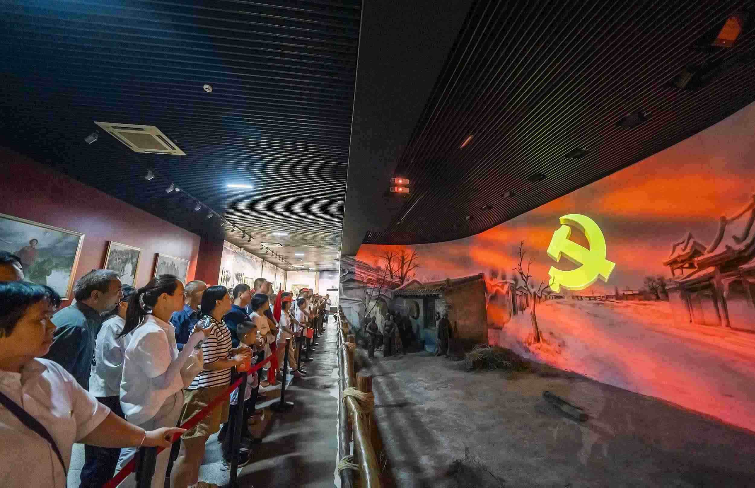 山西呂梁，游客正在文水縣劉胡蘭紀(jì)念館參觀。（圖片來源：視覺中國）