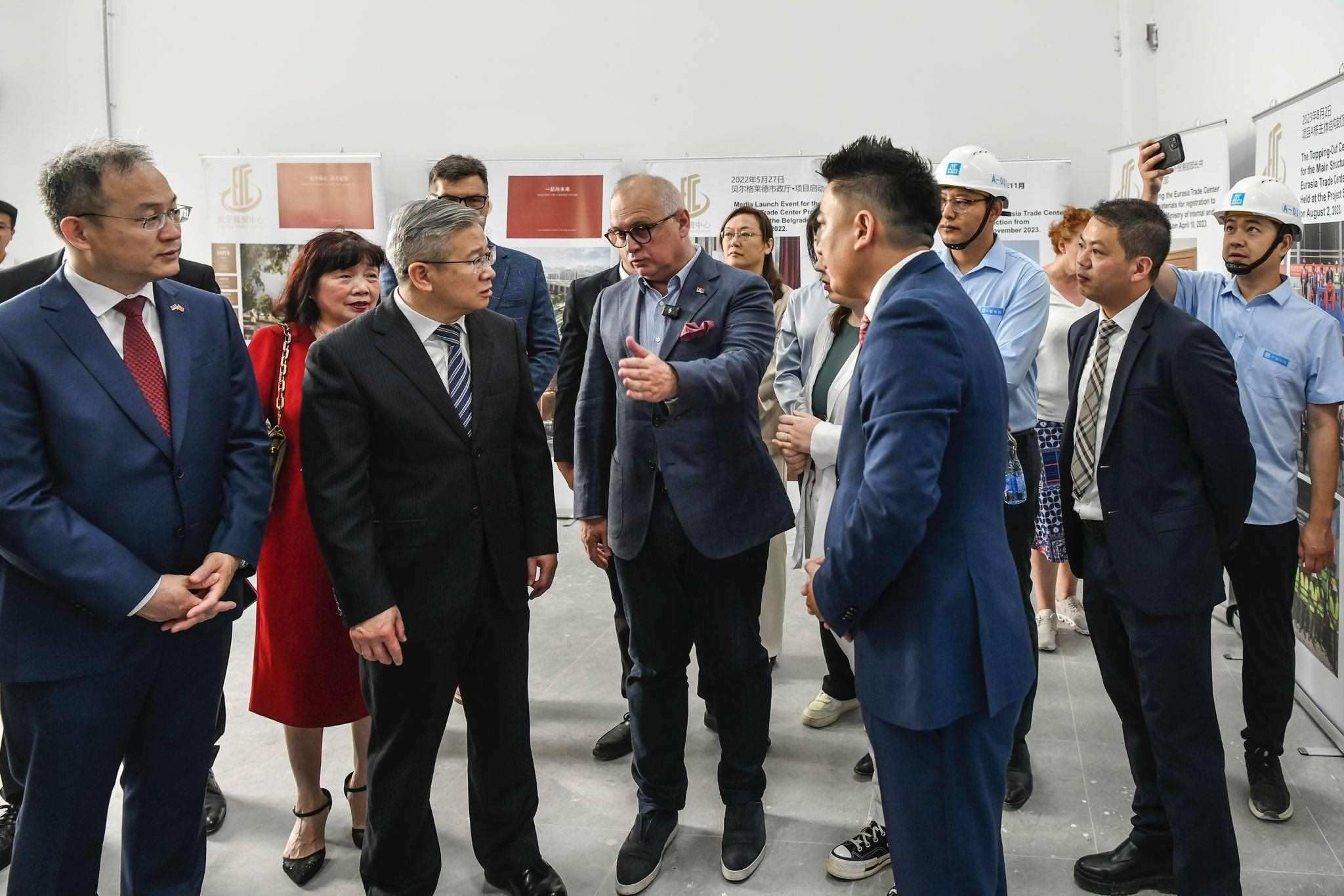 徐文光(左二)與韋西奇(左三)視察歐亞商貿(mào)中心。 歐亞商貿(mào)中心供圖