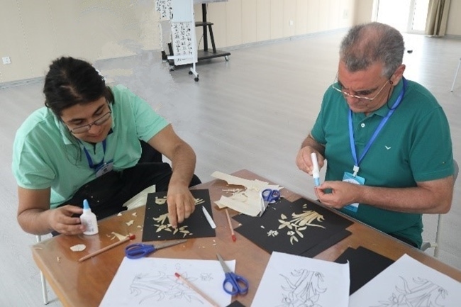 葡萄牙魯班工坊師生制作麥秸畫。