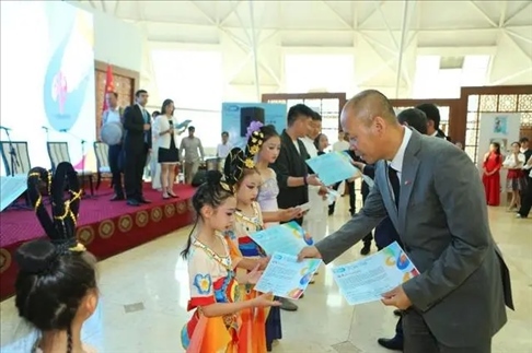 △當(dāng)?shù)貢r(shí)間6月27日，2024“未來(lái)世界”國(guó)際青少年藝術(shù)展演在塔吉克斯坦國(guó)家博物館開幕。