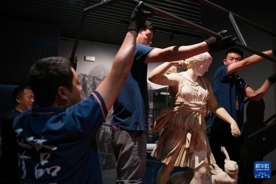 7月2日，工作人員將開(kāi)箱后的古希臘文物放置在展臺(tái)上。新華社記者 張端 攝